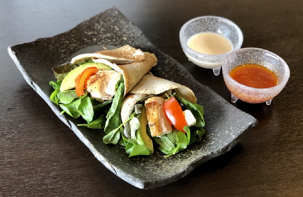 鶏肉と野菜のガレット包み クリームチーズ添え
